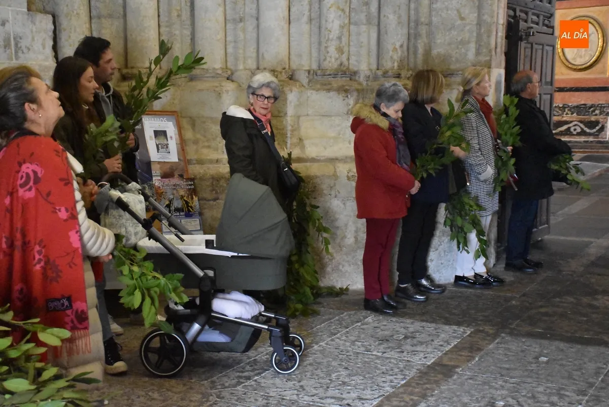 Foto 7 - El P&oacute;rtico del Perd&oacute;n acoge la bendici&oacute;n de los ramos de laurel en la Catedral