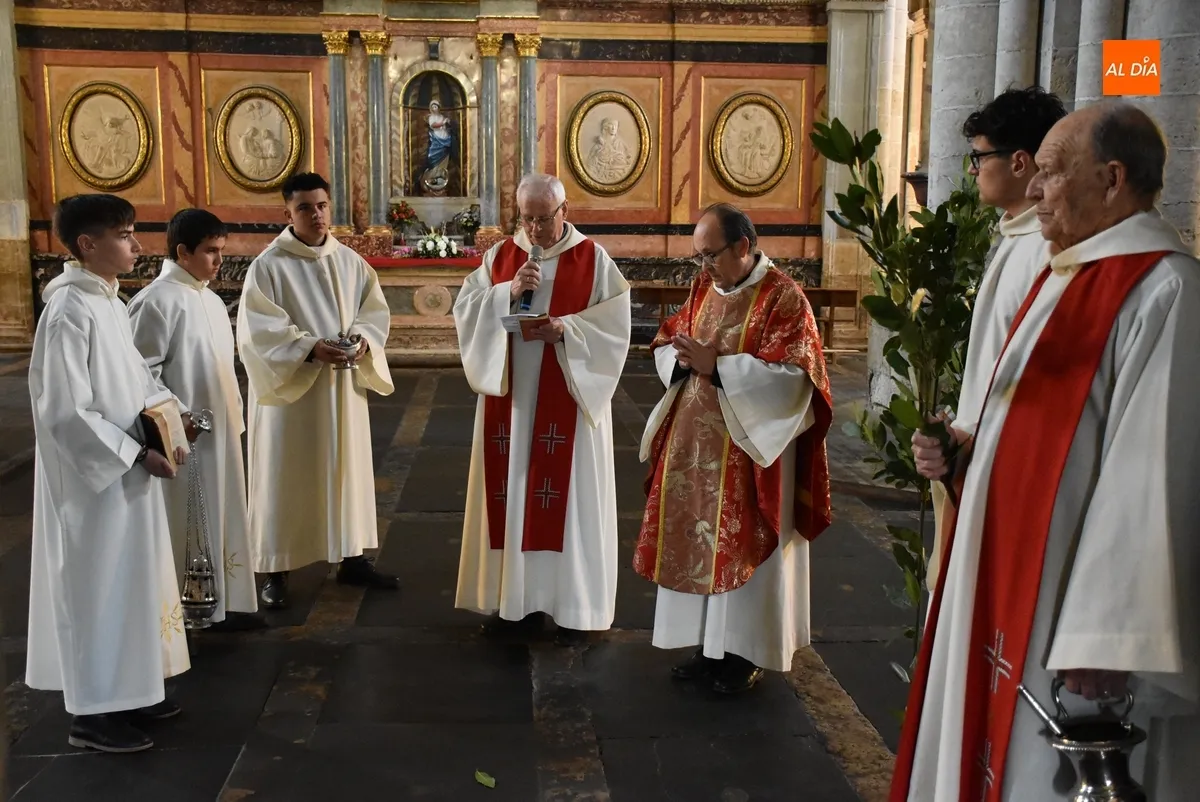 Foto 8 - El P&oacute;rtico del Perd&oacute;n acoge la bendici&oacute;n de los ramos de laurel en la Catedral