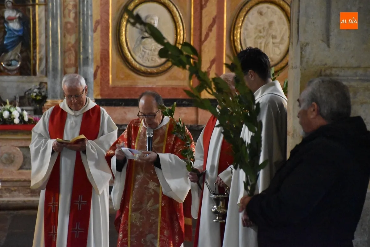 Foto 10 - El P&oacute;rtico del Perd&oacute;n acoge la bendici&oacute;n de los ramos de laurel en la Catedral