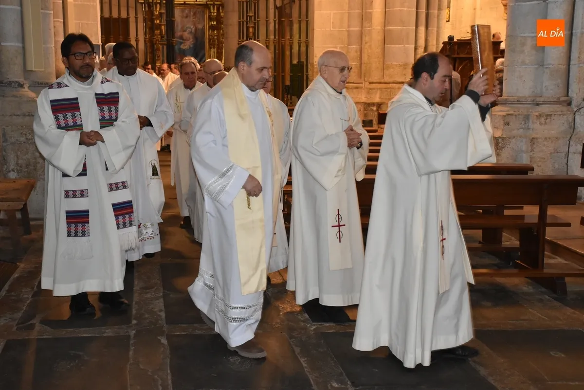 Foto 3 - Bendecidos los santos &oacute;leos que ser&aacute;n empleados en las celebraciones en el territorio diocesano