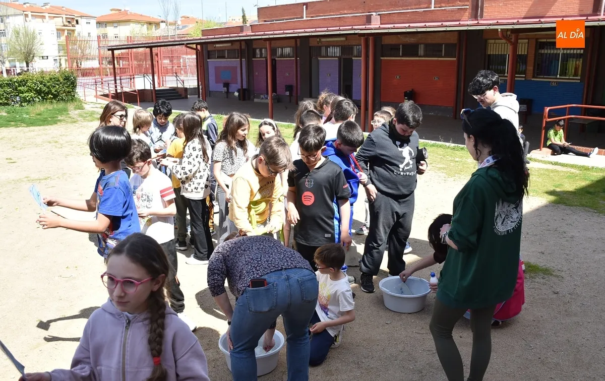 Foto 4 - Los alumnos del Colegio Mir&oacute;briga prueban una t&eacute;cnica de impresi&oacute;n con 200 a&ntilde;os de historia