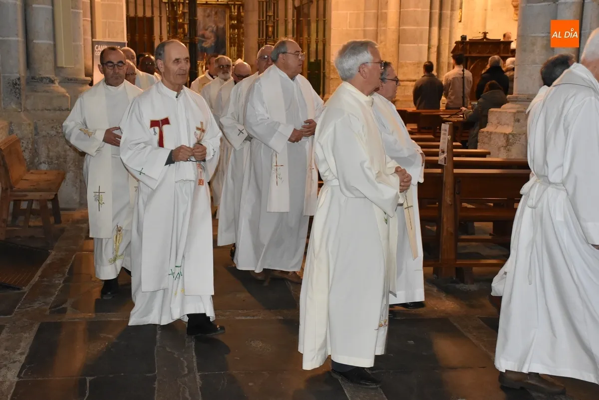 Foto 6 - Bendecidos los santos &oacute;leos que ser&aacute;n empleados en las celebraciones en el territorio diocesano