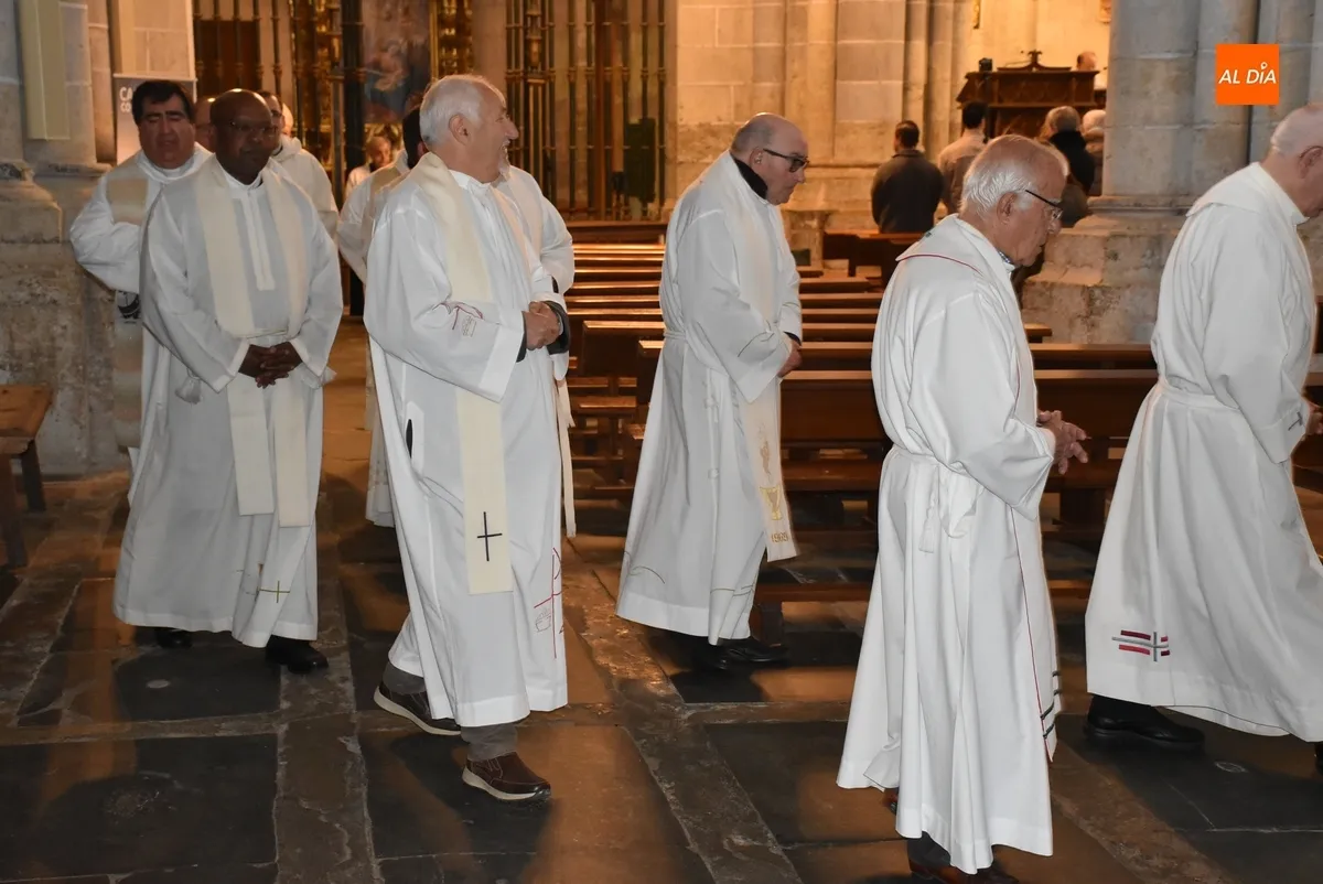 Foto 8 - Bendecidos los santos &oacute;leos que ser&aacute;n empleados en las celebraciones en el territorio diocesano