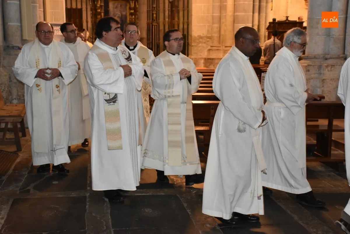 Foto 9 - Bendecidos los santos &oacute;leos que ser&aacute;n empleados en las celebraciones en el territorio diocesano