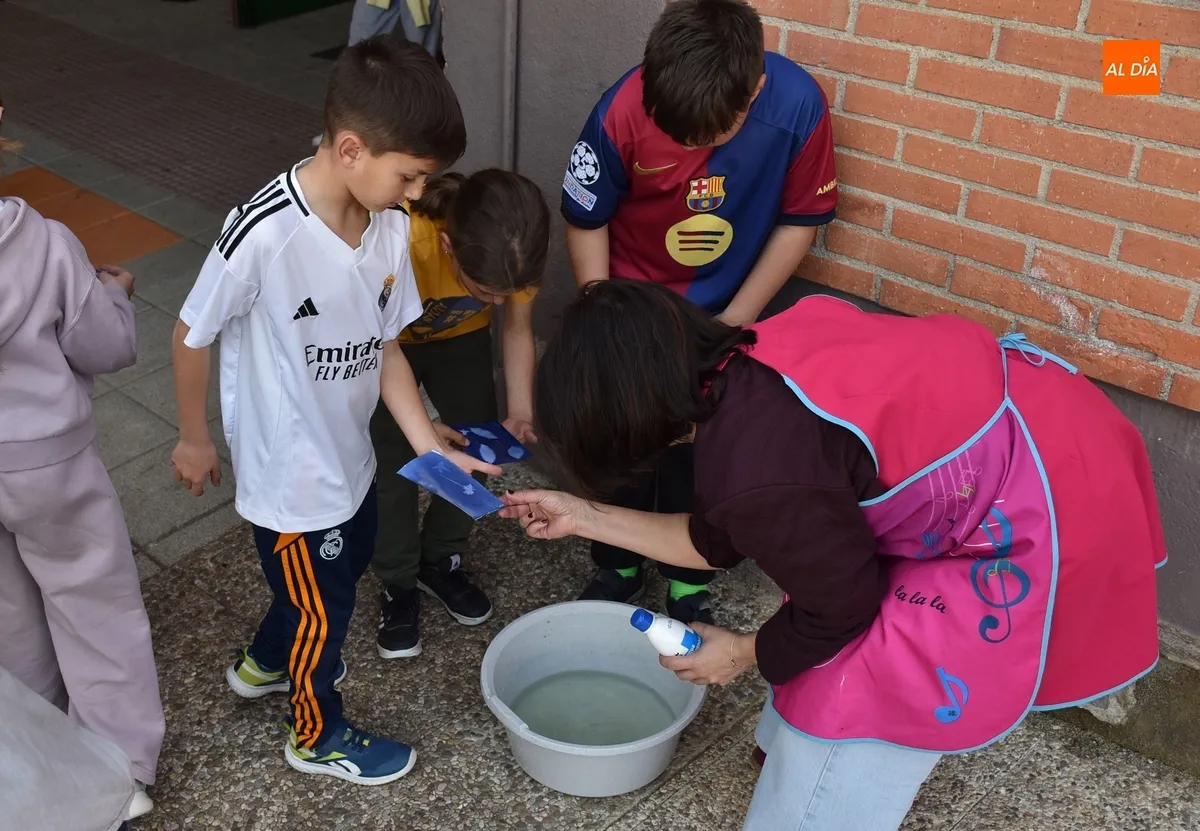 Foto 6 - Los alumnos del Colegio Mir&oacute;briga prueban una t&eacute;cnica de impresi&oacute;n con 200 a&ntilde;os de historia