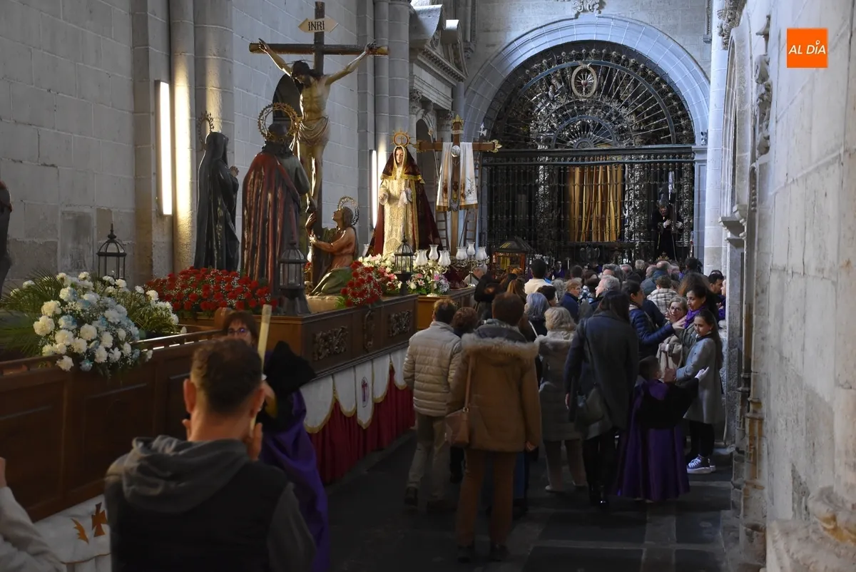 Foto 2 - La Catedral reza el viacrucis en la se&ntilde;alada jornada del Viernes Santo
