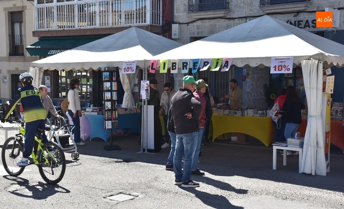 Foto 2 - La musical lectura del Quijote sirve de eje a la animada ma&ntilde;ana sabatina de la Feria del Libro