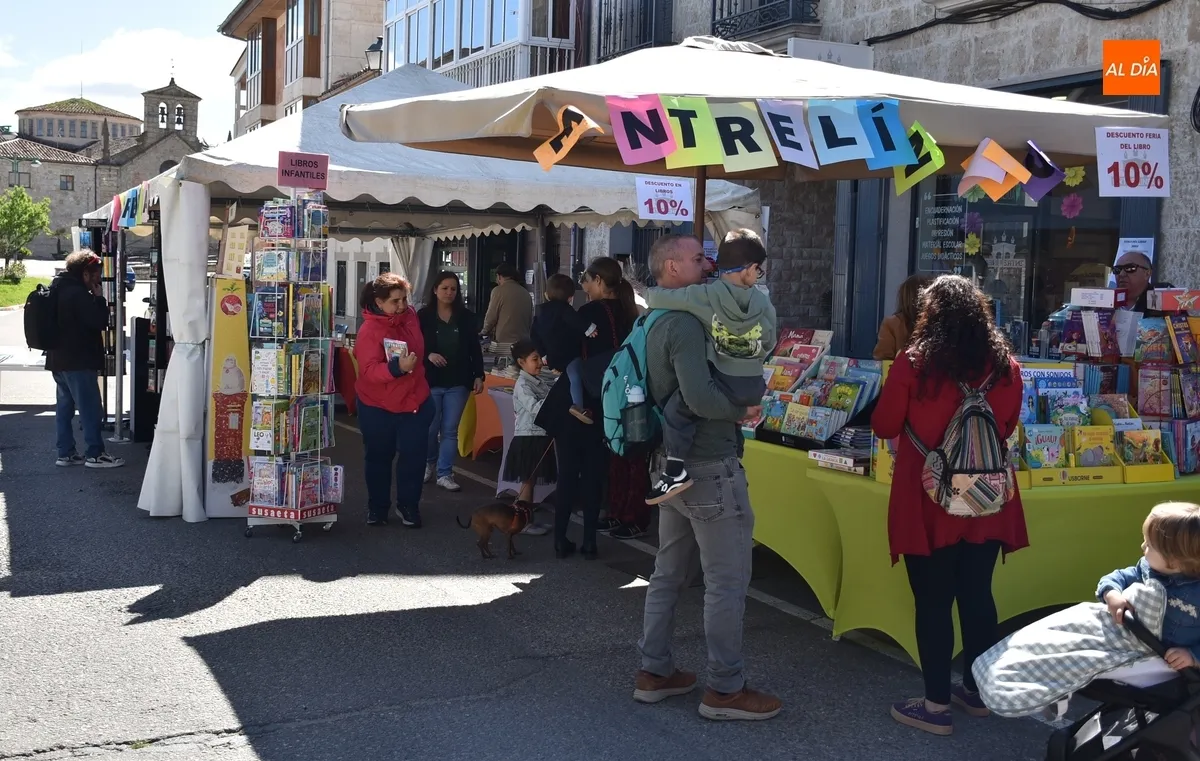 Foto 4 - La musical lectura del Quijote sirve de eje a la animada ma&ntilde;ana sabatina de la Feria del Libro