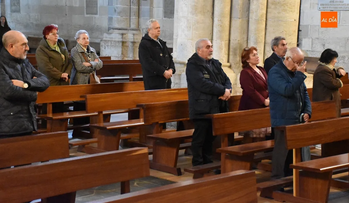 Foto 5 - La Catedral reza el viacrucis en la se&ntilde;alada jornada del Viernes Santo