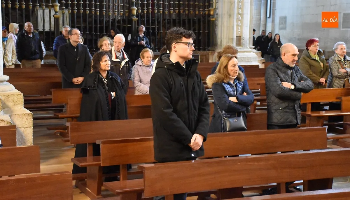 Foto 6 - La Catedral reza el viacrucis en la se&ntilde;alada jornada del Viernes Santo