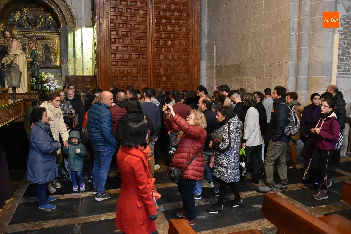 Foto 7 - La Catedral reza el viacrucis en la se&ntilde;alada jornada del Viernes Santo