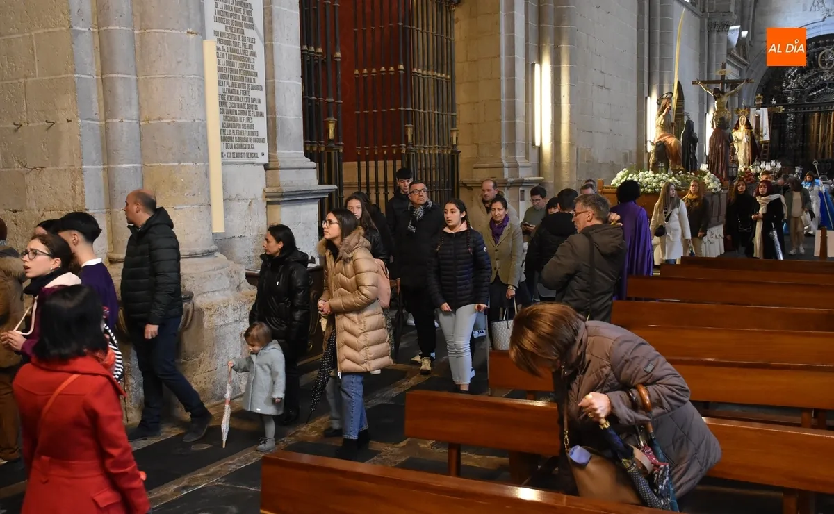 Foto 8 - La Catedral reza el viacrucis en la se&ntilde;alada jornada del Viernes Santo