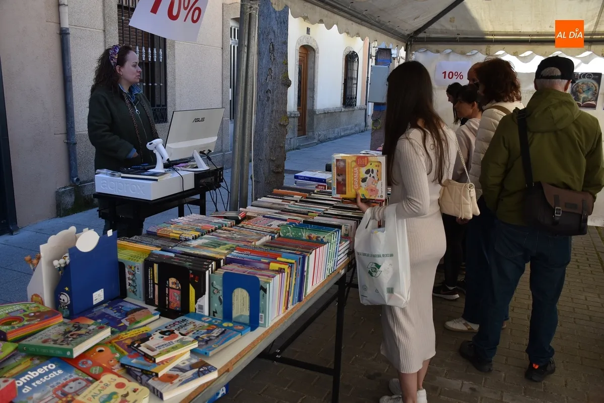 Foto 7 - La musical lectura del Quijote sirve de eje a la animada ma&ntilde;ana sabatina de la Feria del Libro