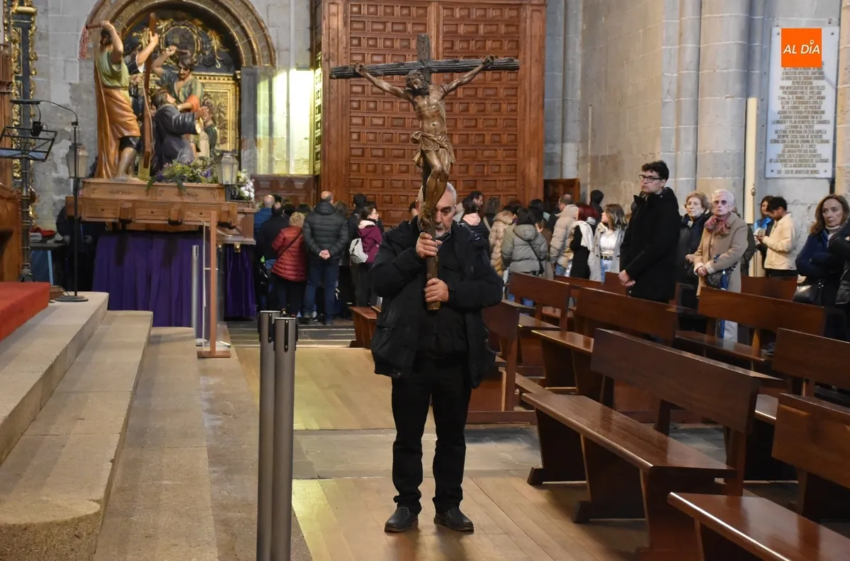 Foto 9 - La Catedral reza el viacrucis en la se&ntilde;alada jornada del Viernes Santo