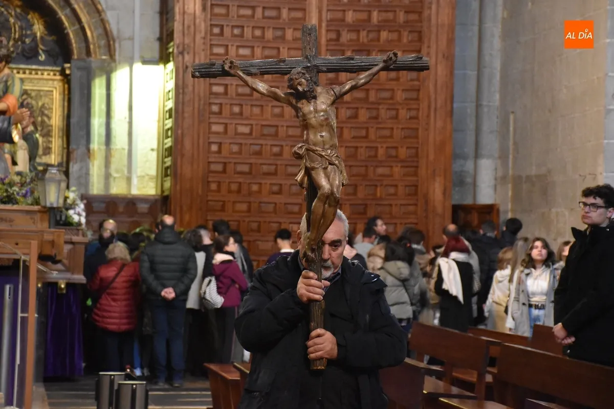 Foto 10 - La Catedral reza el viacrucis en la se&ntilde;alada jornada del Viernes Santo