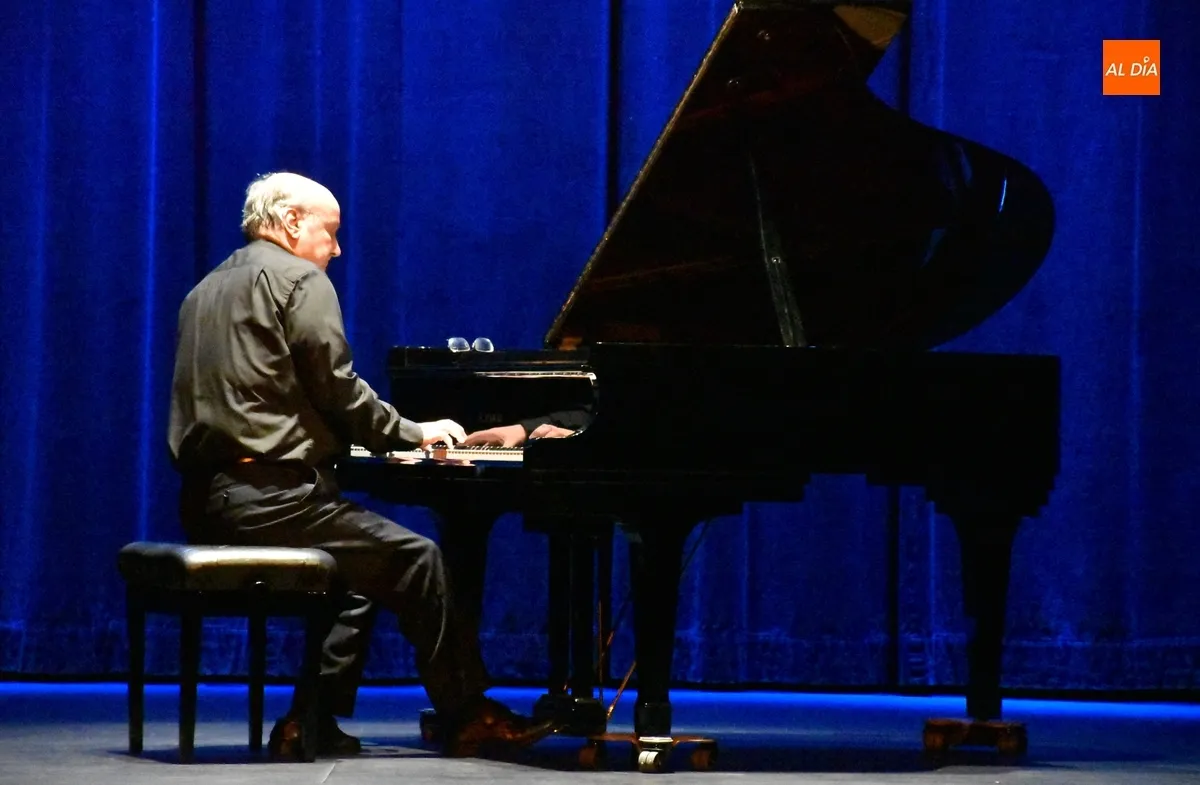 Foto 8 - Francisco Mart&iacute;nez Ramos toca obras de Chopin para celebrar los 125 a&ntilde;os del Teatro