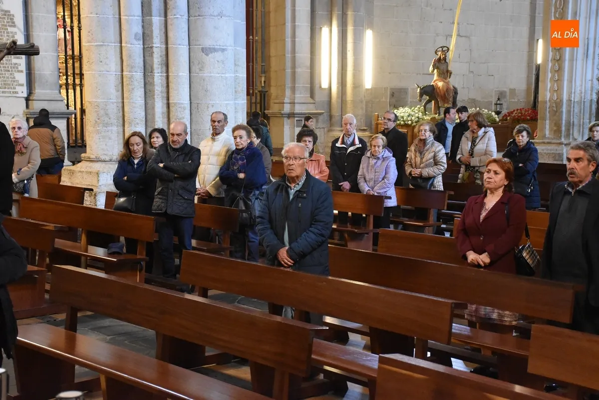 Foto 11 - La Catedral reza el viacrucis en la se&ntilde;alada jornada del Viernes Santo