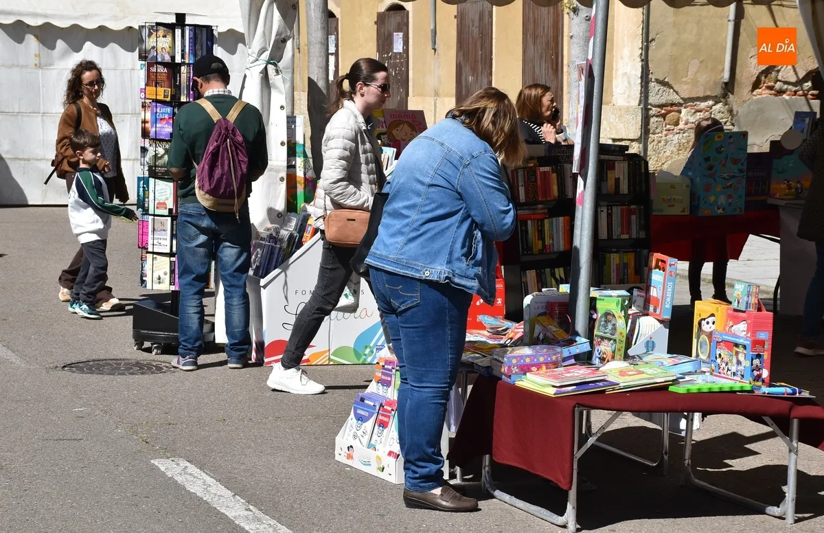 Foto 9 - La musical lectura del Quijote sirve de eje a la animada ma&ntilde;ana sabatina de la Feria del Libro