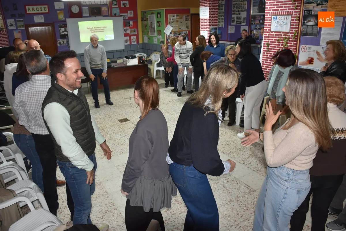 Foto 3 - M&aacute;s de una treintena de personas disfrutan del taller de risoterapia promovido por AFAD
