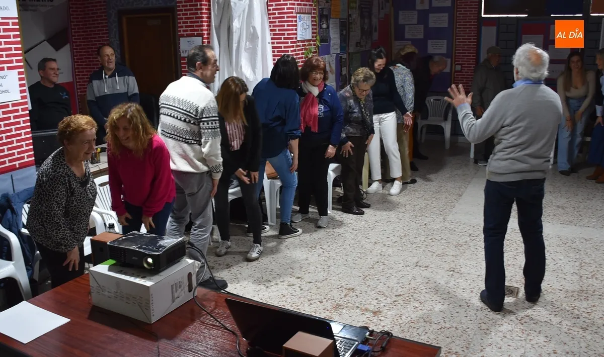 Foto 6 - M&aacute;s de una treintena de personas disfrutan del taller de risoterapia promovido por AFAD