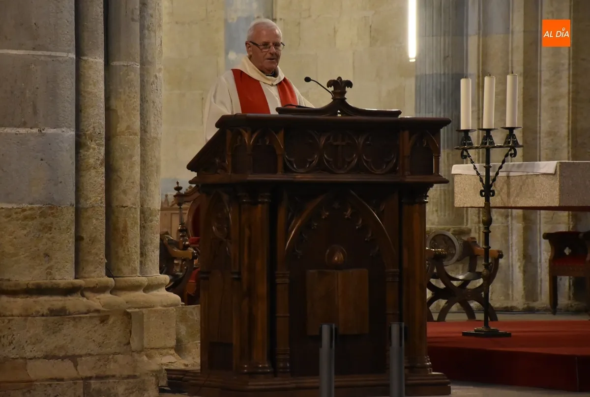 Foto 2 - El Obispo preside los Oficios del Viernes Santo en la Catedral de Ciudad Rodrigo
