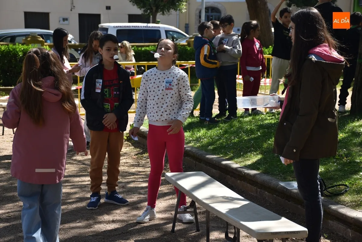 Foto 4 - Un nutrido grupo de ni&ntilde;@s se lo pasa en grande en la Feria del Chirimichi de los scouts