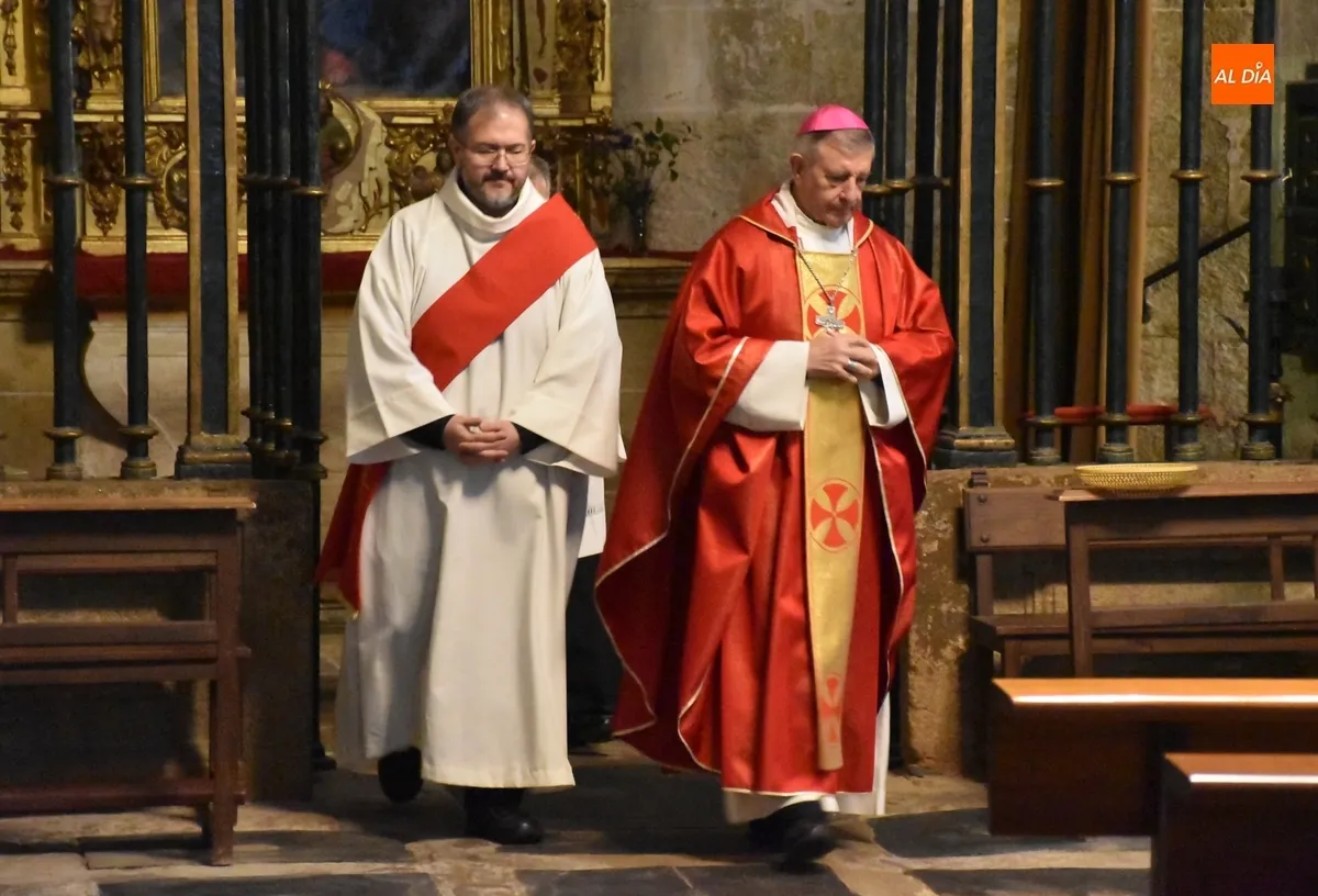 Foto 3 - El Obispo preside los Oficios del Viernes Santo en la Catedral de Ciudad Rodrigo
