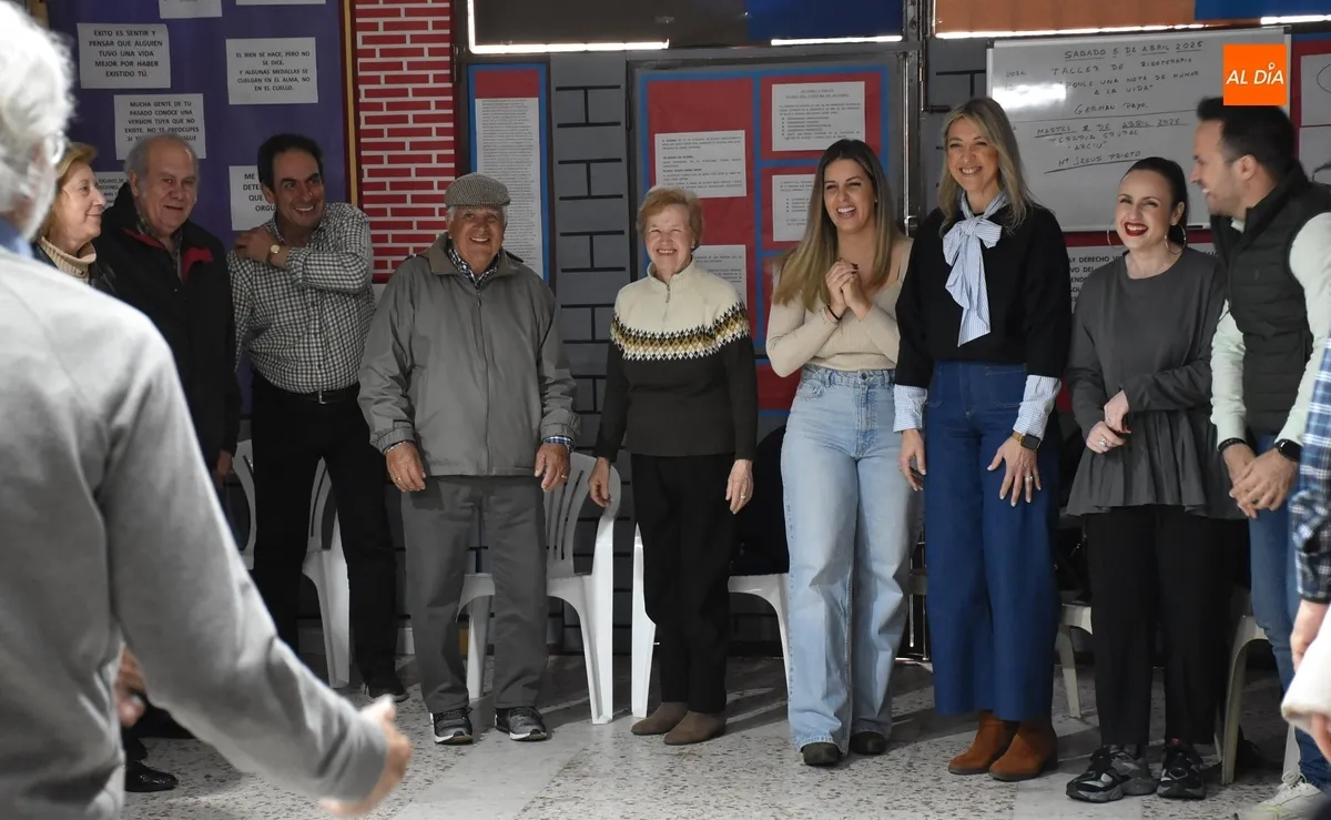 Foto 10 - M&aacute;s de una treintena de personas disfrutan del taller de risoterapia promovido por AFAD