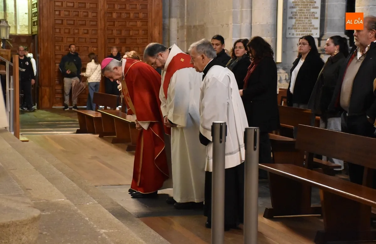 Foto 4 - El Obispo preside los Oficios del Viernes Santo en la Catedral de Ciudad Rodrigo