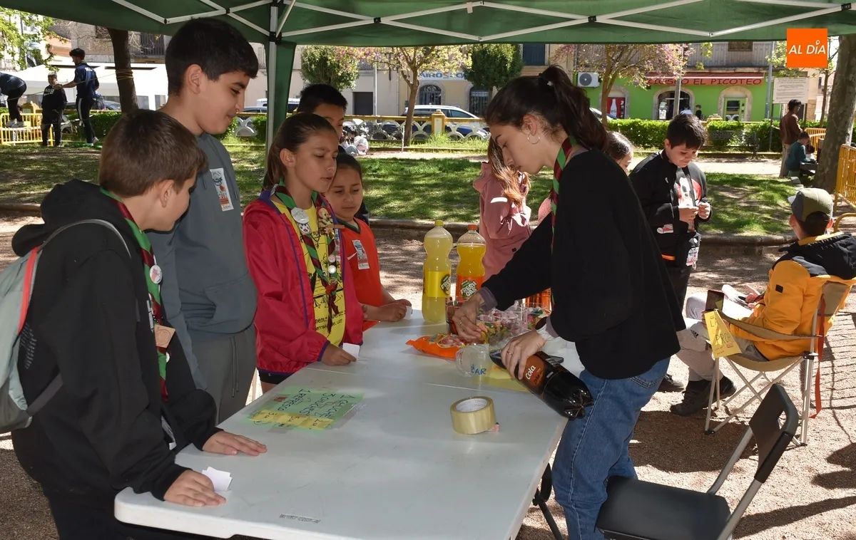 Foto 7 - Un nutrido grupo de ni&ntilde;@s se lo pasa en grande en la Feria del Chirimichi de los scouts