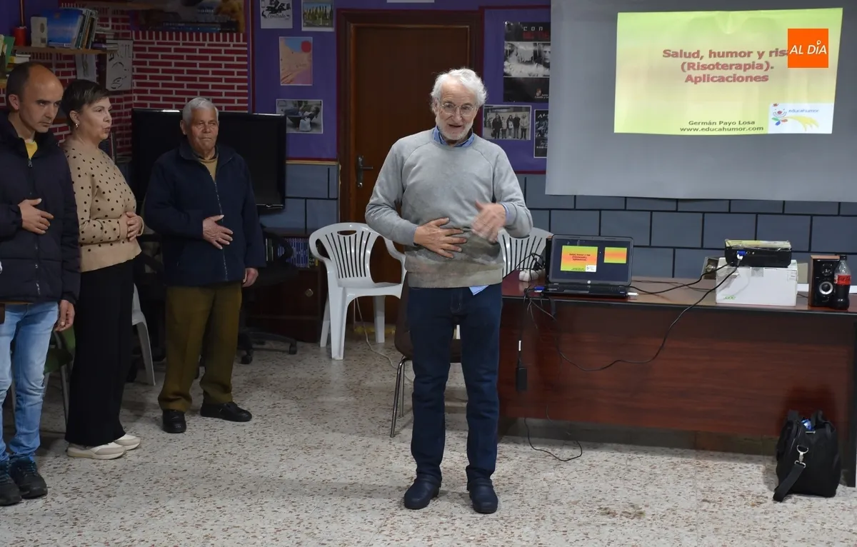 Foto 11 - M&aacute;s de una treintena de personas disfrutan del taller de risoterapia promovido por AFAD