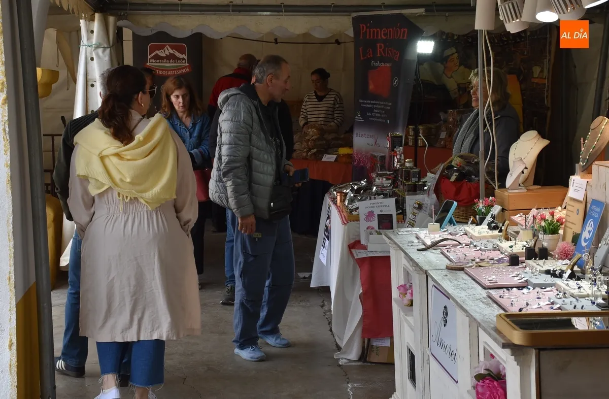 Foto 2 - La meteorolog&iacute;a favorece una buena jornada inaugural del Mercado Artesano de Semana Santa