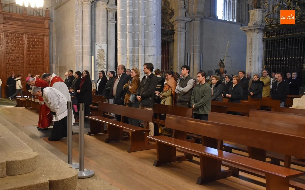 Foto 5 - El Obispo preside los Oficios del Viernes Santo en la Catedral de Ciudad Rodrigo
