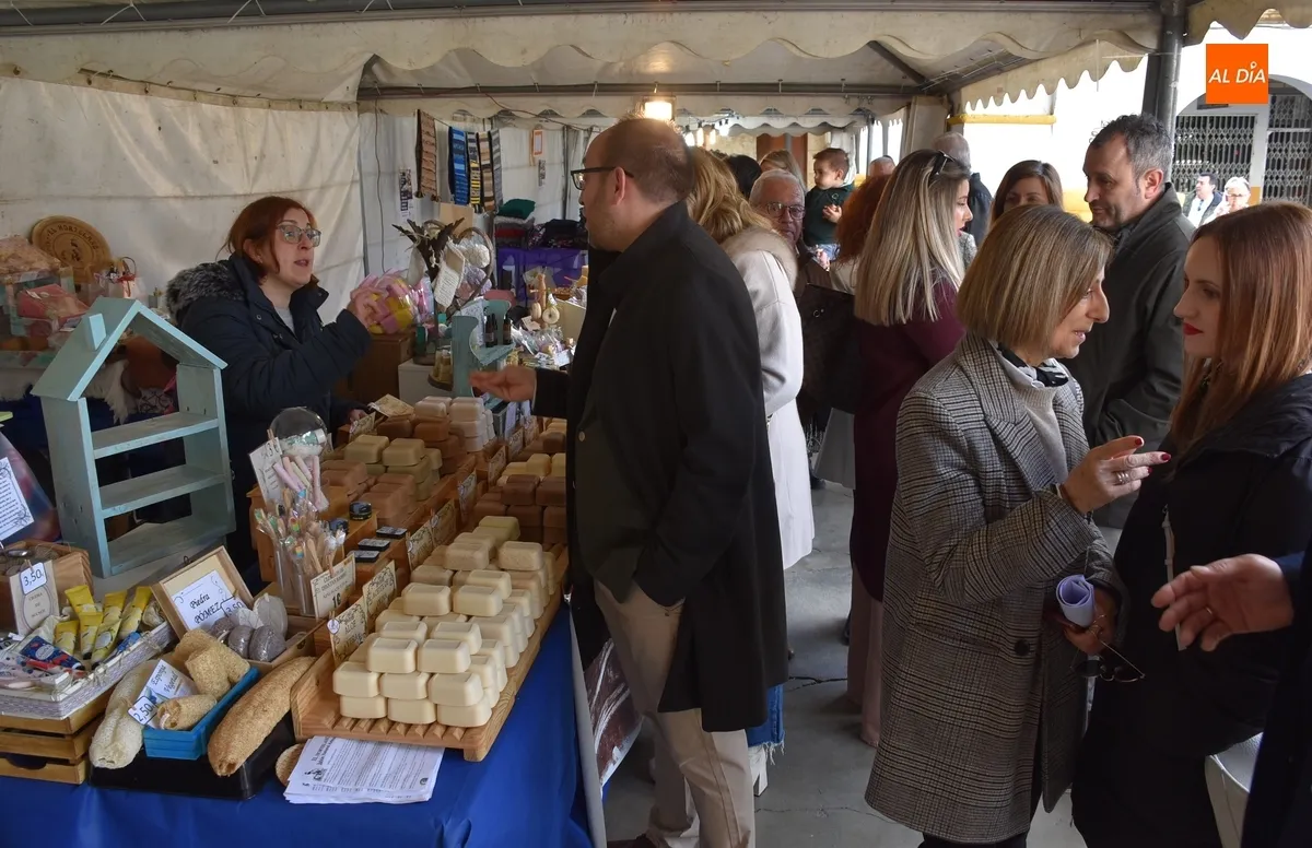 Foto 3 - La meteorolog&iacute;a favorece una buena jornada inaugural del Mercado Artesano de Semana Santa