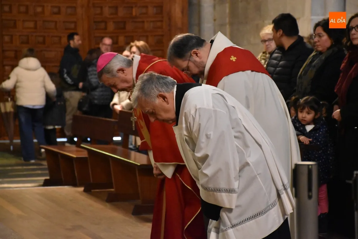 Foto 6 - El Obispo preside los Oficios del Viernes Santo en la Catedral de Ciudad Rodrigo