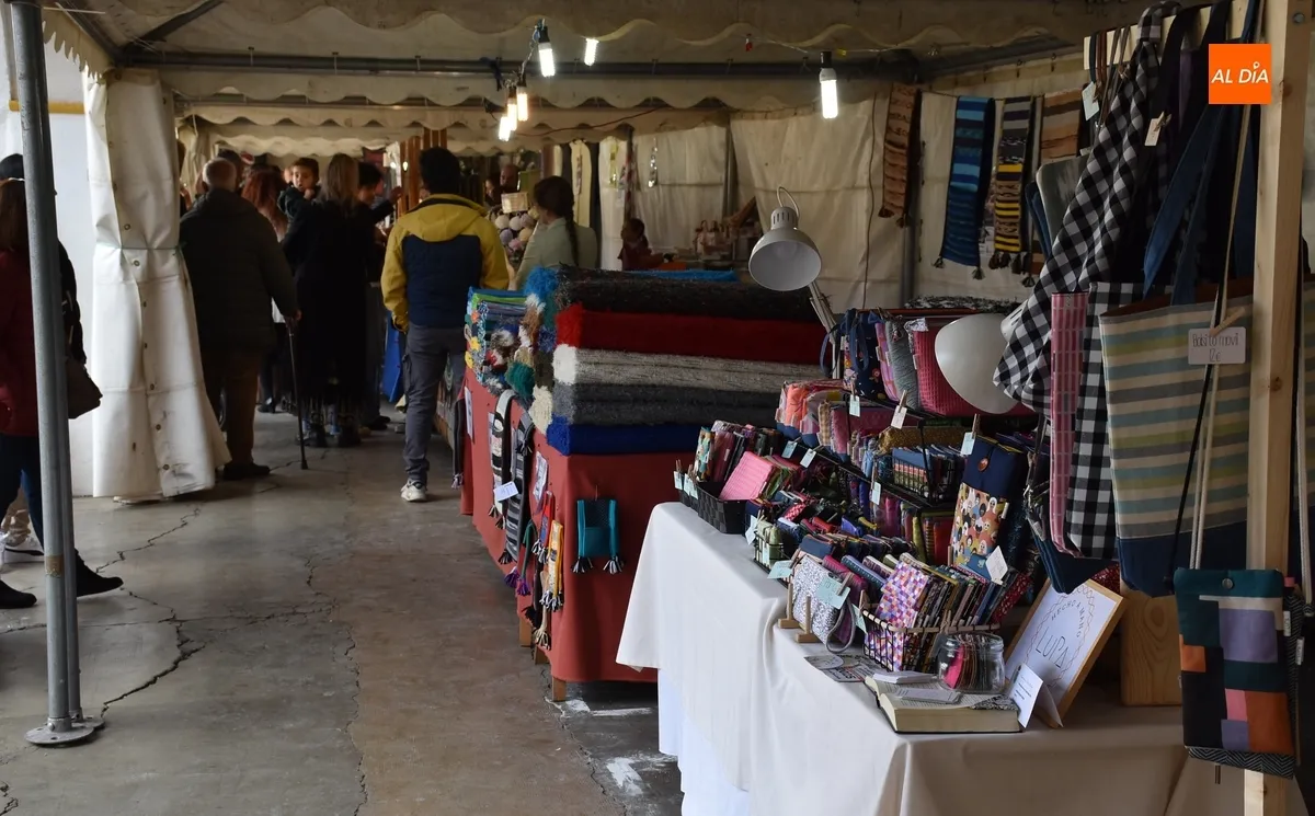 Foto 4 - La meteorolog&iacute;a favorece una buena jornada inaugural del Mercado Artesano de Semana Santa