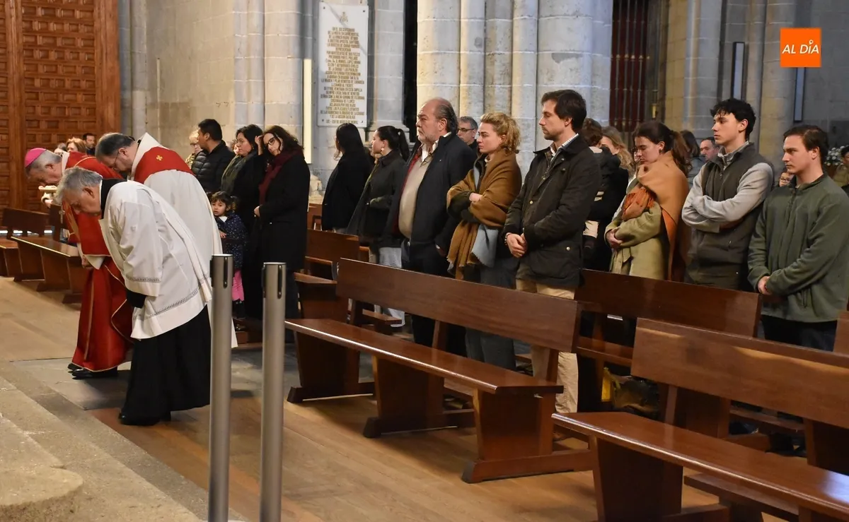 Foto 7 - El Obispo preside los Oficios del Viernes Santo en la Catedral de Ciudad Rodrigo