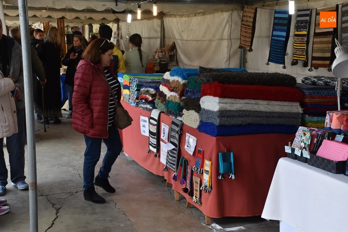 Foto 5 - La meteorolog&iacute;a favorece una buena jornada inaugural del Mercado Artesano de Semana Santa