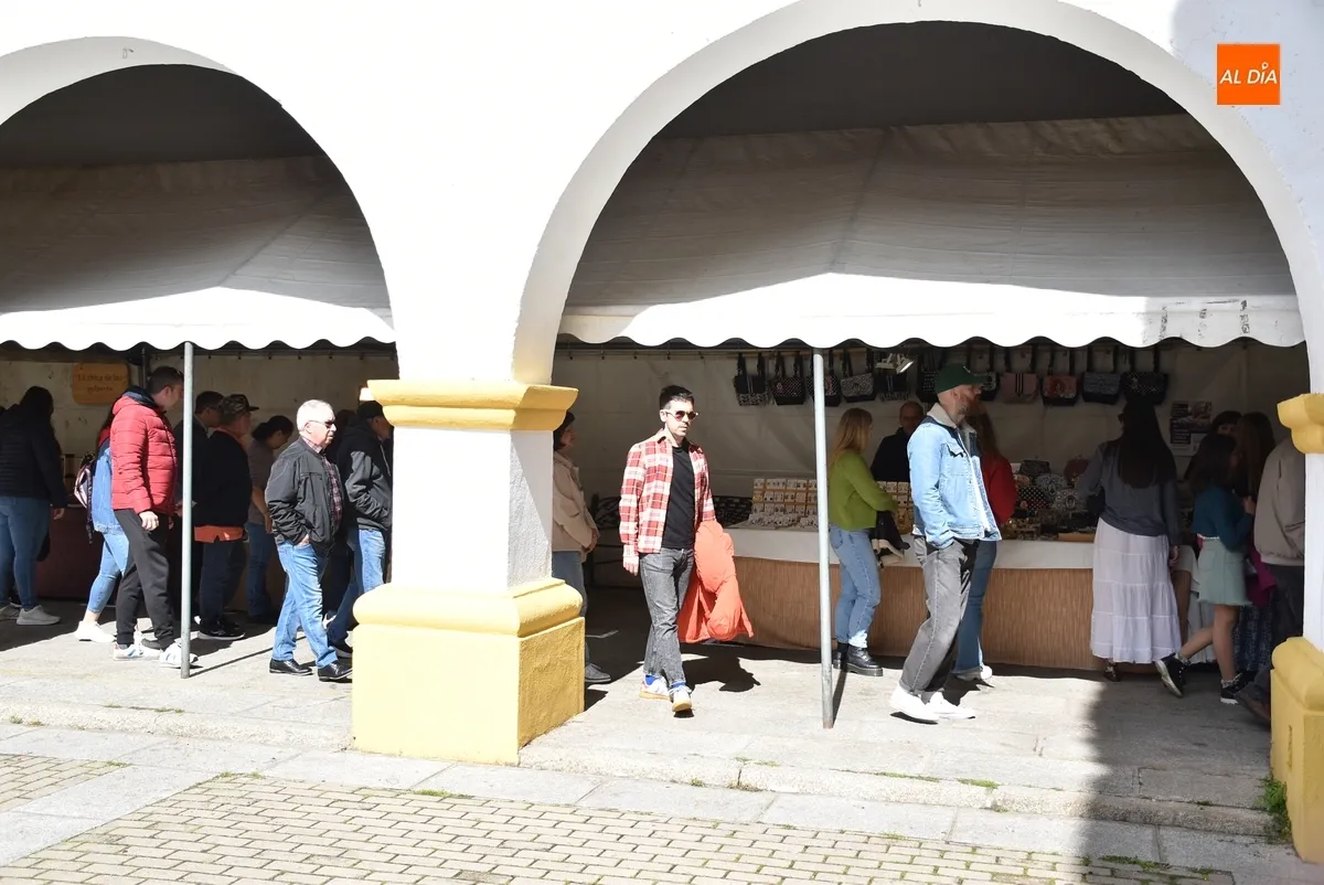 Foto 6 - La meteorolog&iacute;a favorece una buena jornada inaugural del Mercado Artesano de Semana Santa