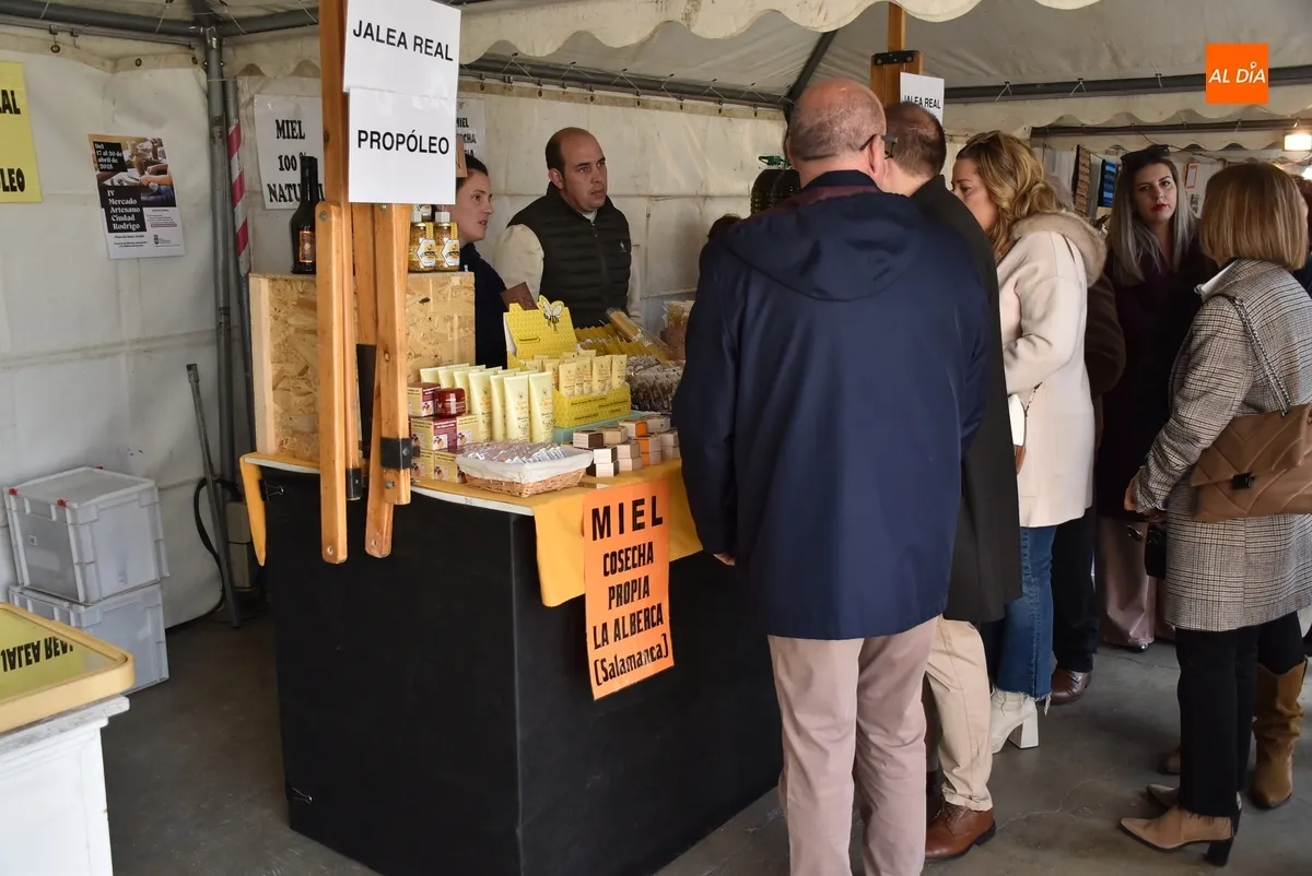 Foto 7 - La meteorolog&iacute;a favorece una buena jornada inaugural del Mercado Artesano de Semana Santa