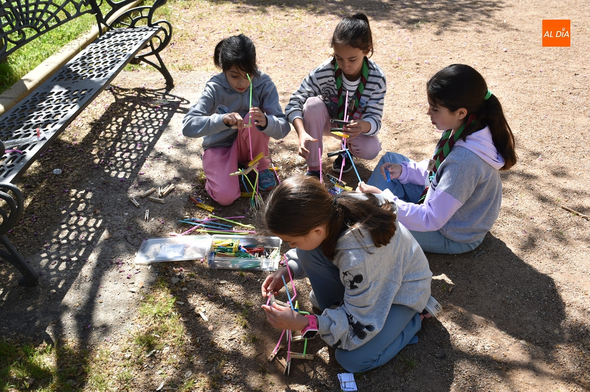 Un nutrido grupo de niñ@s se lo pasa en grande en la Feria del Chirimichi de los scouts