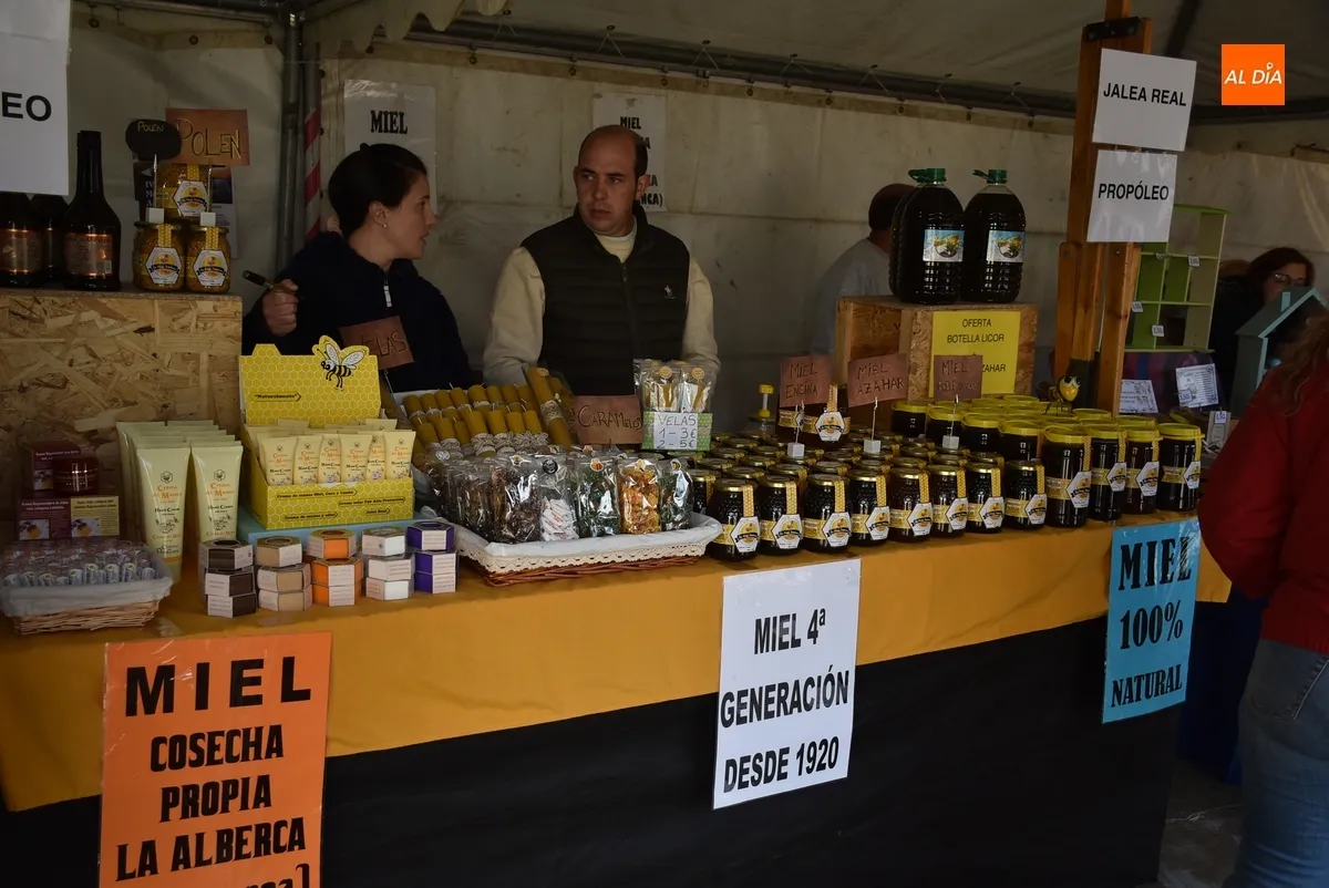 Foto 8 - La meteorolog&iacute;a favorece una buena jornada inaugural del Mercado Artesano de Semana Santa