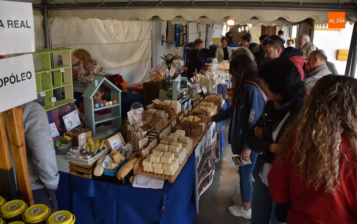 Foto 9 - La meteorolog&iacute;a favorece una buena jornada inaugural del Mercado Artesano de Semana Santa