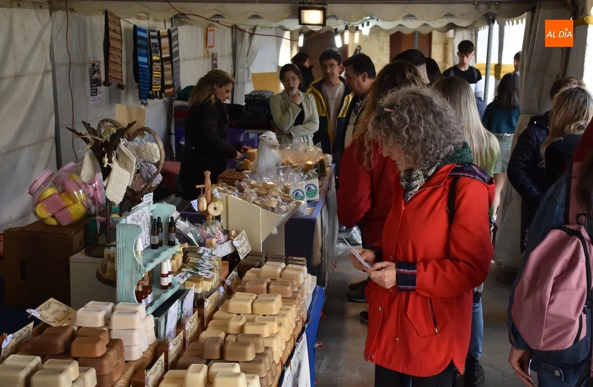 Foto 10 - La meteorolog&iacute;a favorece una buena jornada inaugural del Mercado Artesano de Semana Santa