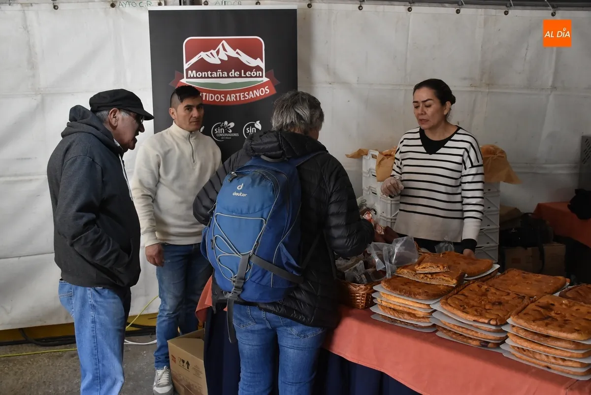 Foto 11 - La meteorolog&iacute;a favorece una buena jornada inaugural del Mercado Artesano de Semana Santa