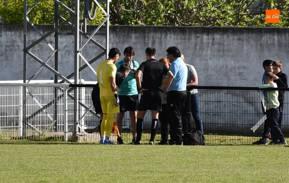 Foto 2 - El Ciudad Rodrigo pierde con pol&eacute;mica un partido de 3 tiempos y se queda contra las cuerdas