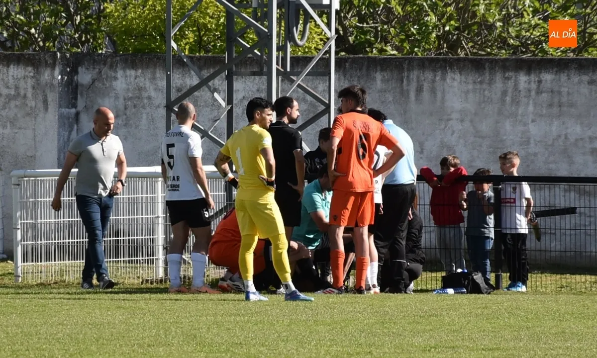 Foto 3 - El Ciudad Rodrigo pierde con pol&eacute;mica un partido de 3 tiempos y se queda contra las cuerdas