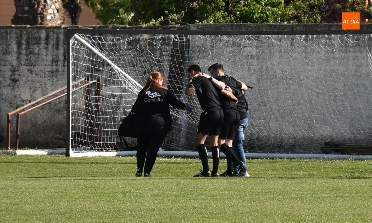 Foto 4 - El Ciudad Rodrigo pierde con pol&eacute;mica un partido de 3 tiempos y se queda contra las cuerdas