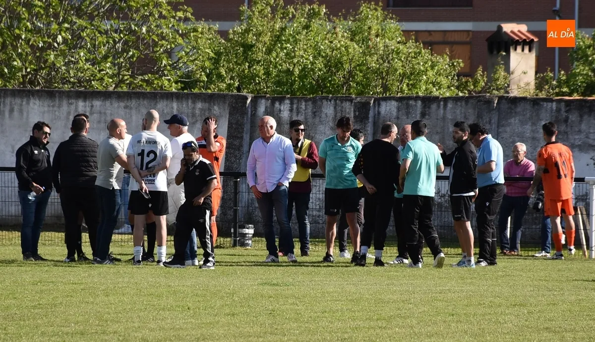 Foto 5 - El Ciudad Rodrigo pierde con pol&eacute;mica un partido de 3 tiempos y se queda contra las cuerdas