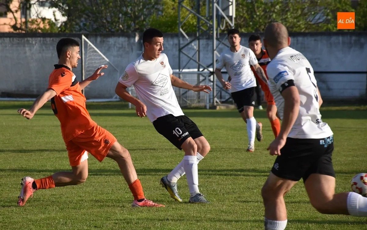 Foto 6 - El Ciudad Rodrigo pierde con pol&eacute;mica un partido de 3 tiempos y se queda contra las cuerdas
